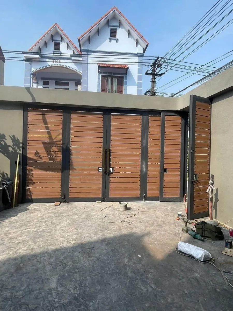 Cổng sắt giả gỗ bền màu, chịu nắng mưa tốt