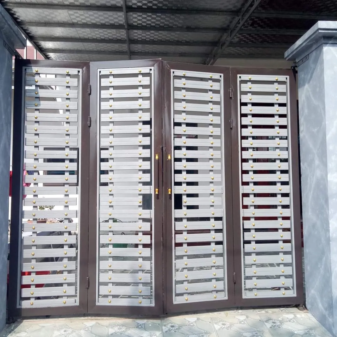 Cổng sắt giả gỗ hiện đại, điểm nhấn cho mặt tiền