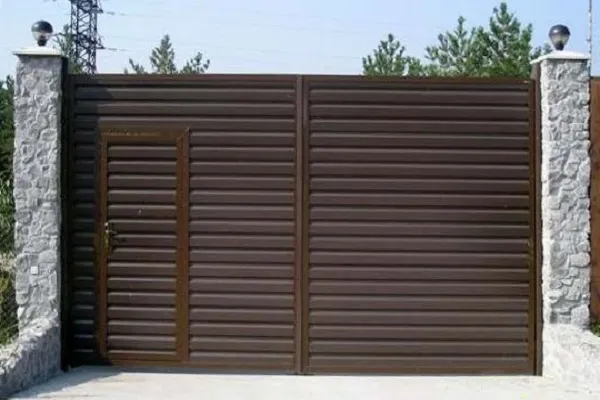 Cửa cổng sắt hộp 2 cánh đơn giản nhưng chắc chắn