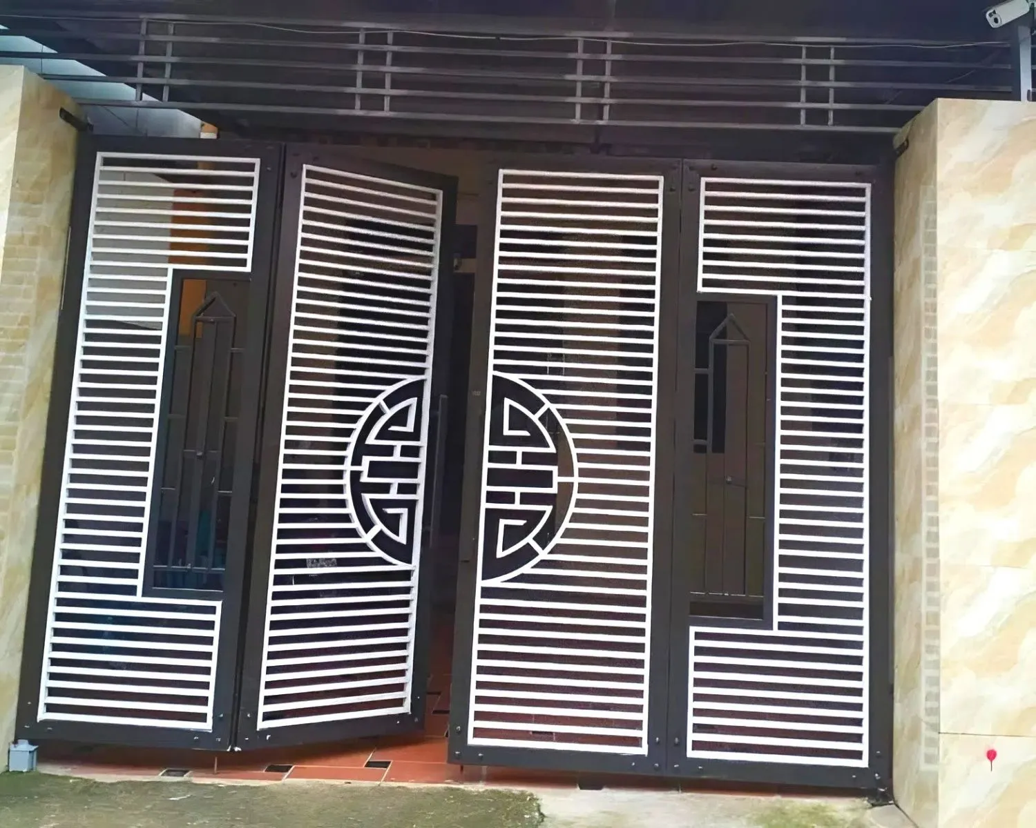 Cổng sắt hộp 4 cánh chữ Thọ đảm bảo an toàn