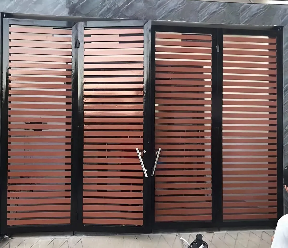 Cổng sắt hộp 4 thiết kế tối giản cho nhà phố