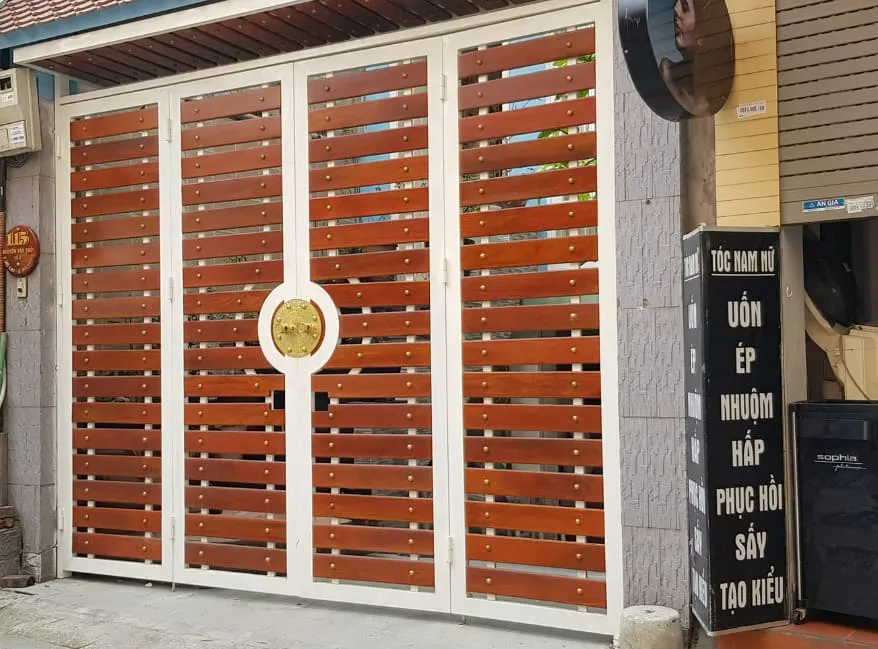 Cổng sắt hộp 4 cánh giả gỗ đẹp, sang trọng