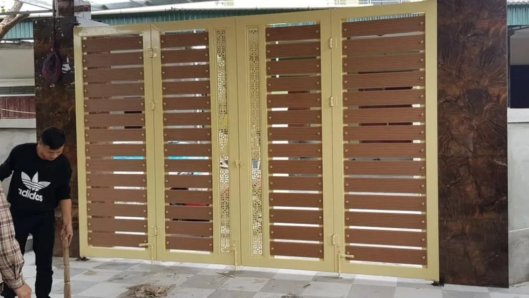 Cổng sắt hộp 4 cánh giả gỗ sang trọng