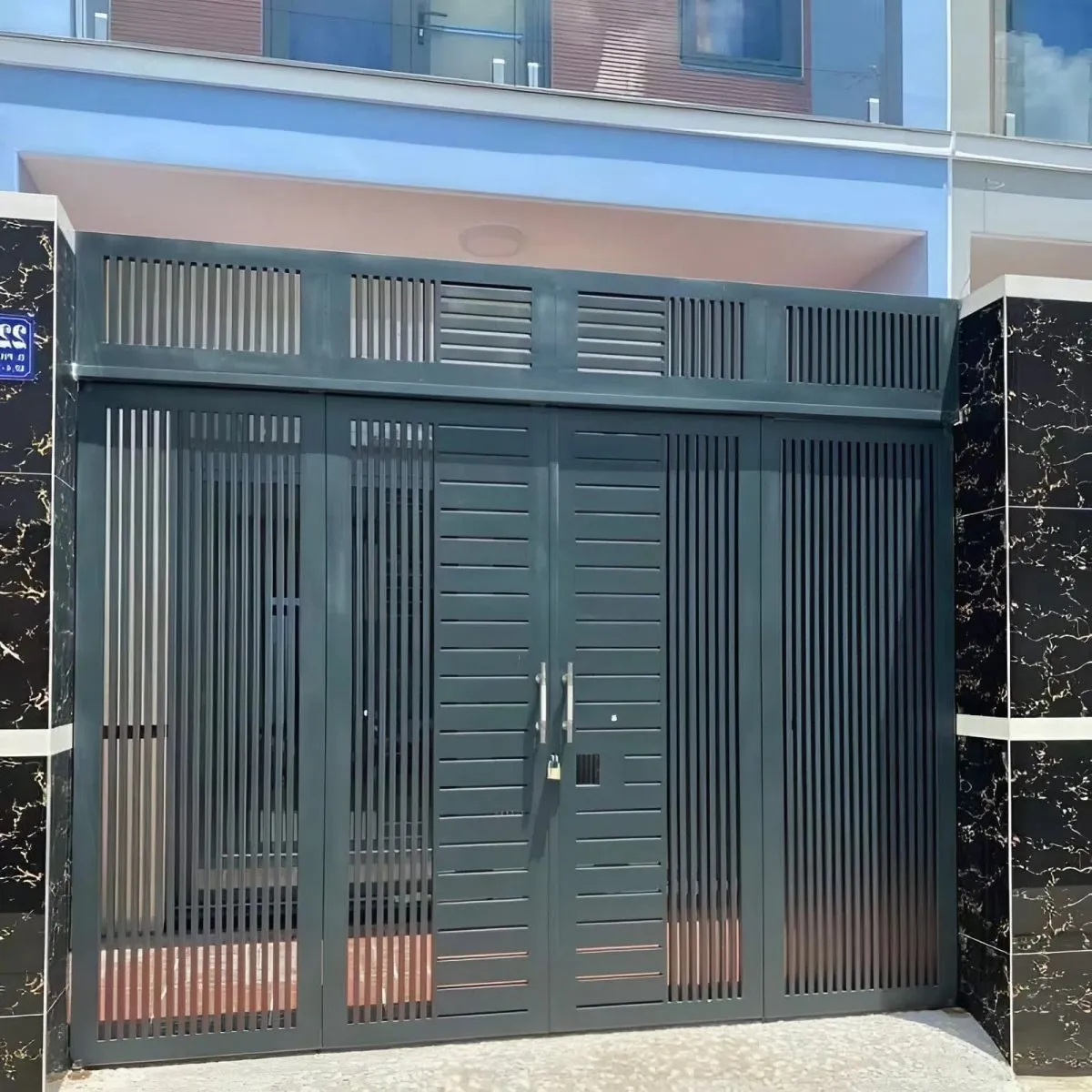 Mẫu cửa cổng sắt hộp 4 cánh bền màu