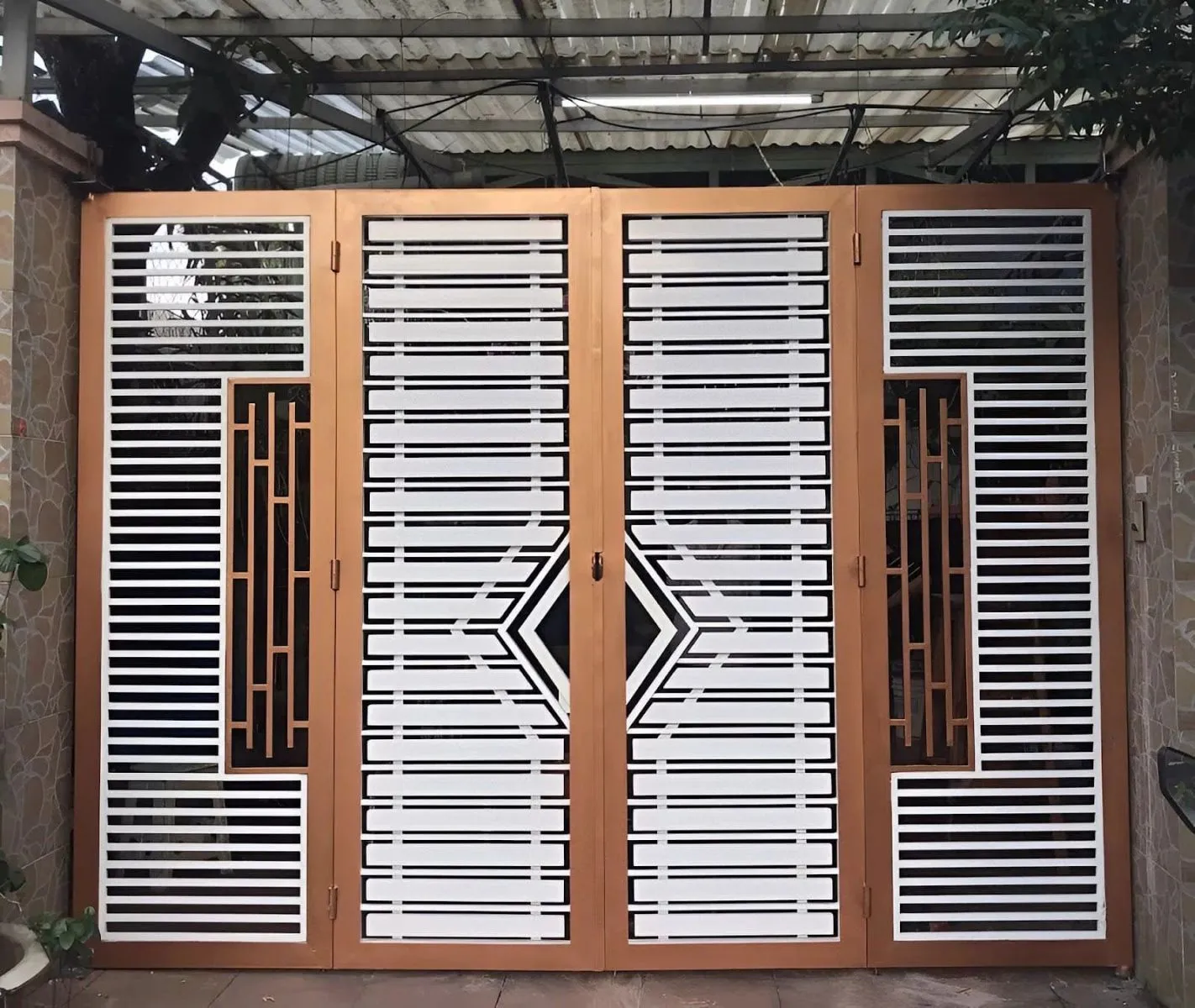 Cổng sắt hộp 4 cánh tối giản nhưng nổi bật