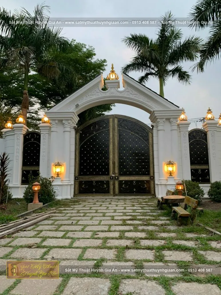 Mẫu cổng sắt mỹ thuật kín đáo thể hiện sự đẳng cấp, mạnh mẽ của gia chủ