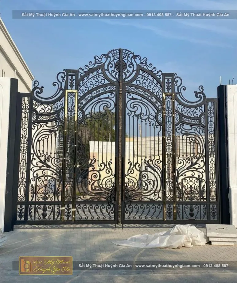 Mẫu cửa cổng sắt uốn mỹ nghệ tinh xảo, độc đáo tạo nên không gian sống khác biệt, đẳng cấp