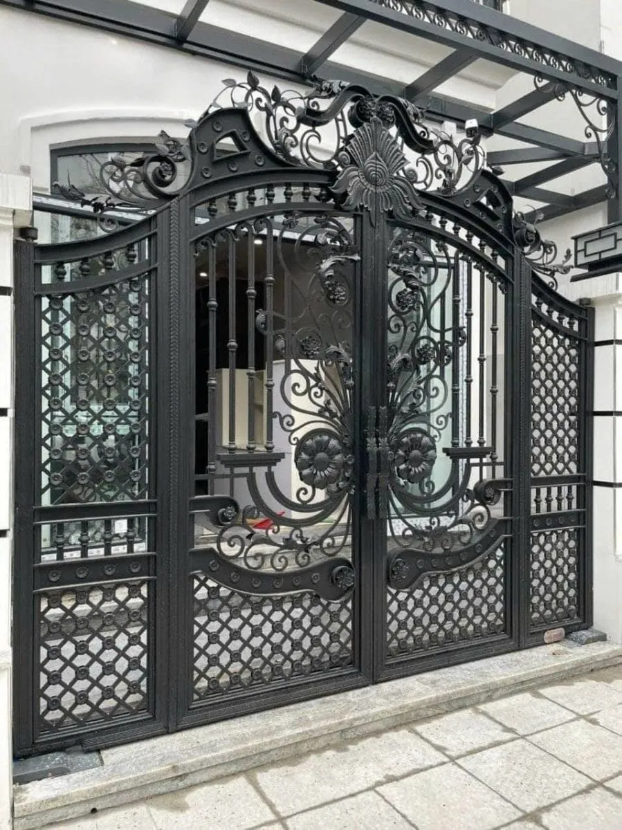 Cổng sắt mỹ thuật sang trọng