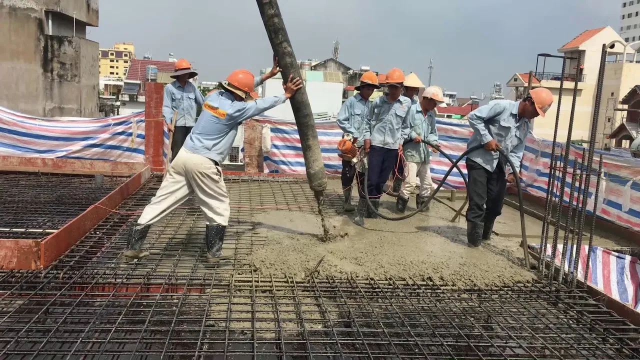 Đổ bê tông cho móng