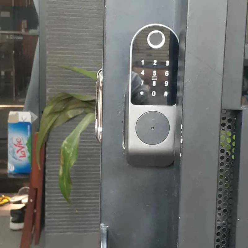 công trình thực tế lắp khóa cổng sắt ngoài trời