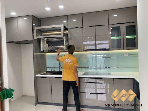 Tủ bếp cánh kính cường lực đẹp thi công tại Quận 6, TPHCM