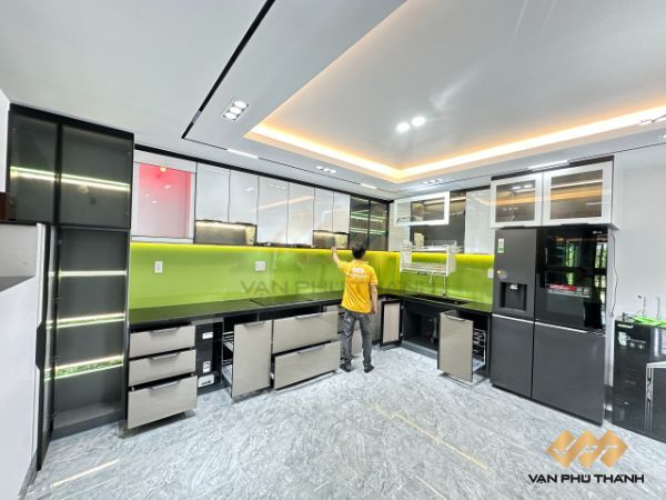 Công trình tủ bếp inox cánh kính cường lực Vạn Phú Thành thi công tại Quận 8, TPHCM