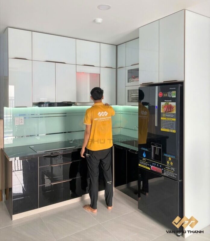 Mẫu tủ bếp cánh kính thi công tại Quận 12, TPHCM