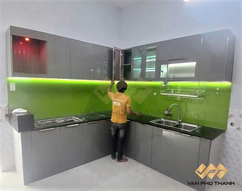 Mẫu tủ bếp inox cánh kính với thiết kế đơn giản