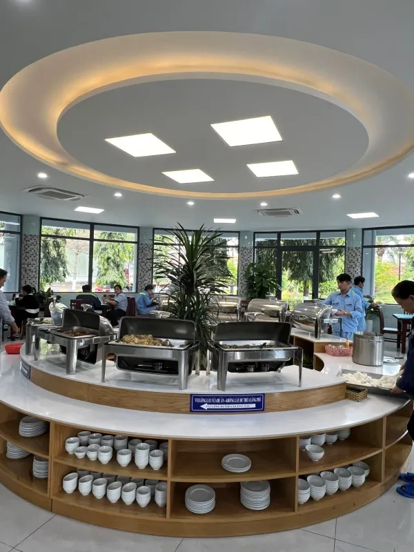Nhà ăn tự chọn ở Thép Tấm lá Phú Mỹ đẹp như khách sạn