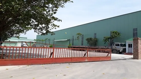 Cảnh quan xây dựng trái phép của Công ty TNHH Thép An Khánh sát trụ sở UBND xã Phù Lỗ