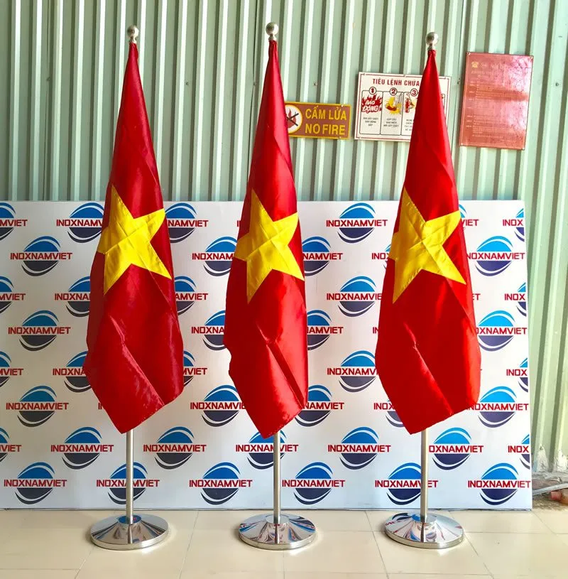 Cột cờ inox văn phòng màu bạc có khả năng tăng chỉnh chiều cao