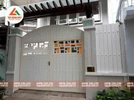 Mẫu cửa cổng sắt hộp 2 cánh cổ điển với hoa văn cầu kỳ