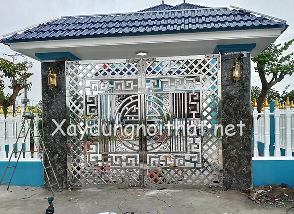 Mẫu cửa cổng inox 2 cánh đẹp vừa lắp đặt
