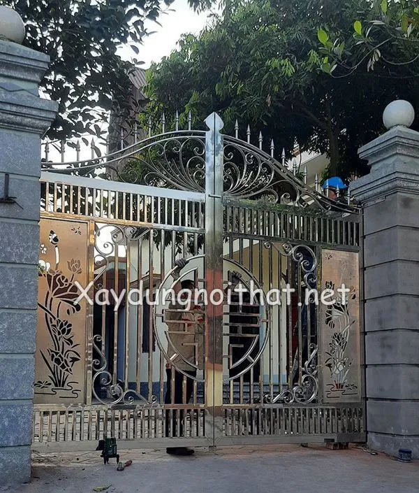 Mẫu cửa cổng inox với điểm nhấn hoa văn CNC