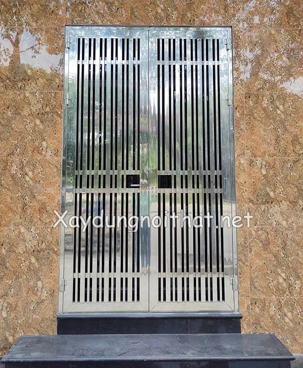 Mẫu cửa inox 2 cánh đơn giản cho nhà phố