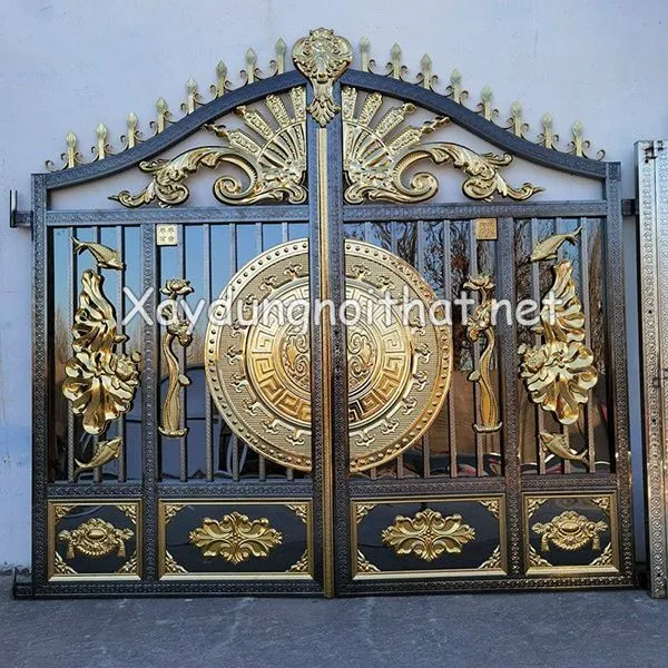 Cửa cổng inox mạ màu chuẩn bị lắp đặt