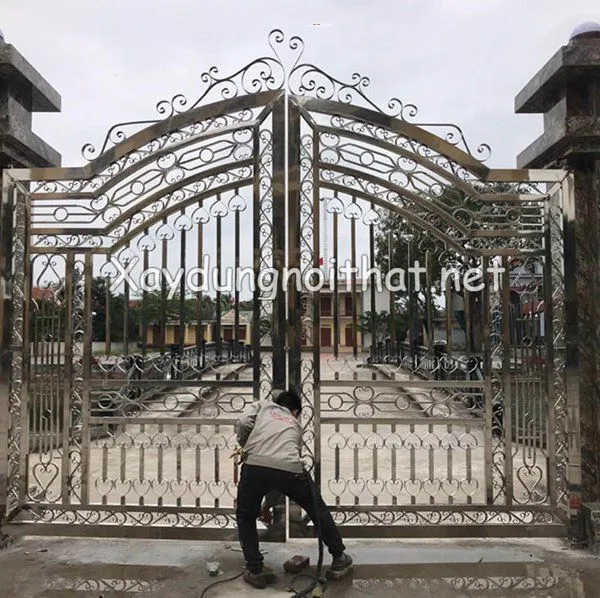 Thợ lắp đặt cửa cổng inox 2 cánh hoa văn