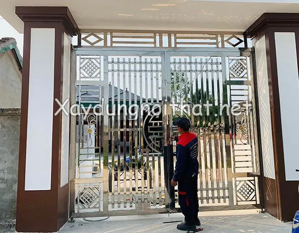 Thợ thi công cửa cổng inox 2 cánh đơn giản
