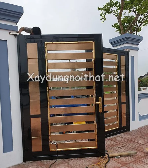 Lắp đặt cửa cổng inox 2 cánh mạ màu