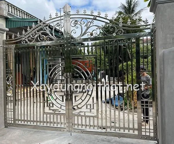 Mẫu cổng inox 2 cánh trang trí hoa văn
