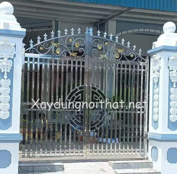 Cửa cổng inox 2 cánh với hoa văn hiện đại
