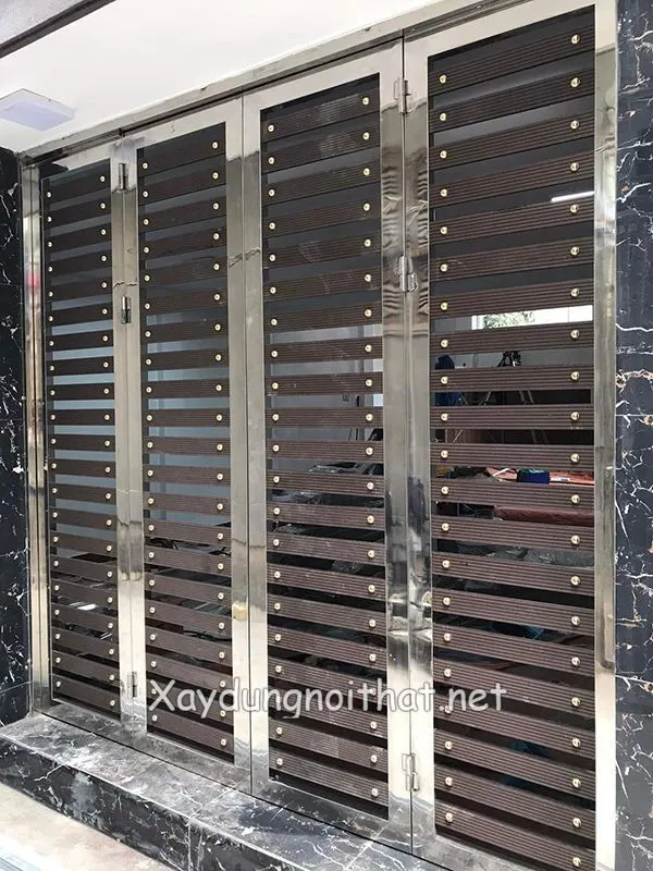 Mẫu cửa inox dùng nan nhựa trang trí