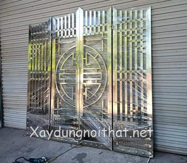 Cửa cổng inox 4 cánh đẹp chuẩn bị lắp