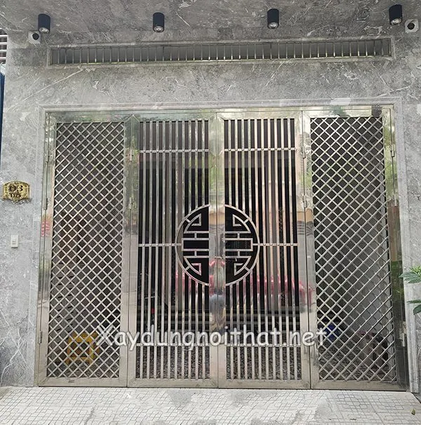 Mẫu cửa inox 4 cánh nhà phố