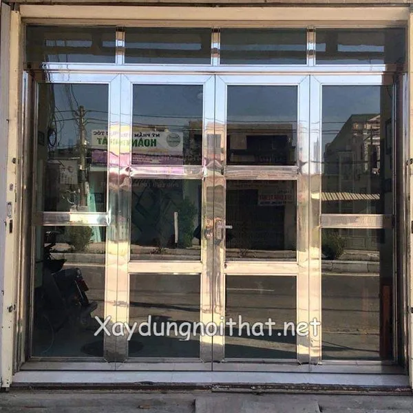 Mẫu cửa inox 4 cánh kết hợp kính