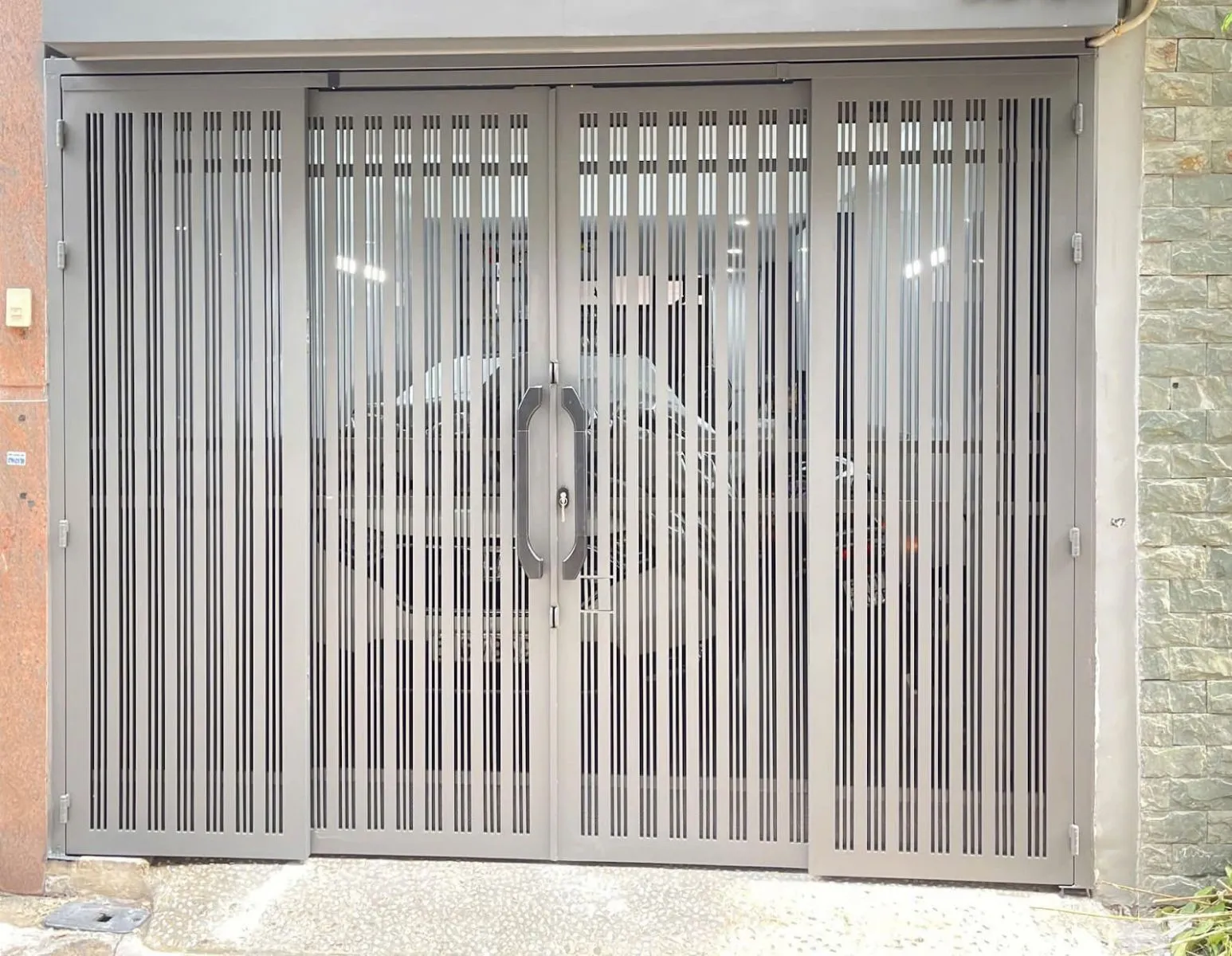 Cửa cổng sắt 4 cánh phong cách tối giản