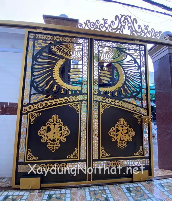 Mẫu cửa cổng sắt lùa hiện đại với hoa văn CNC