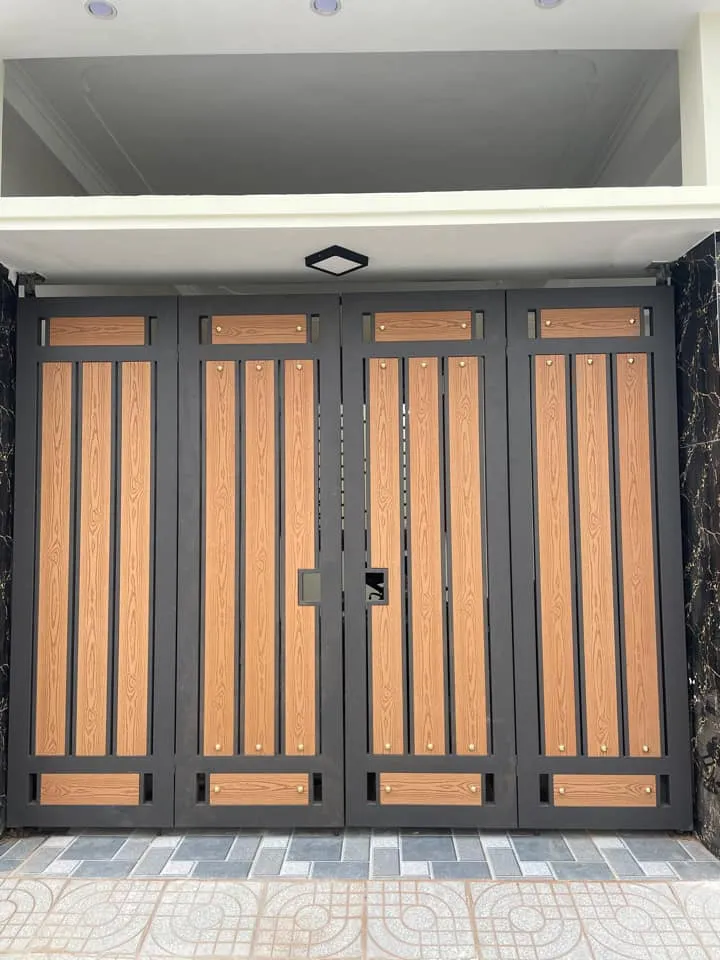 Cửa cổng sắt 4 cánh giả gỗ bền đẹp, ít bảo dưỡng