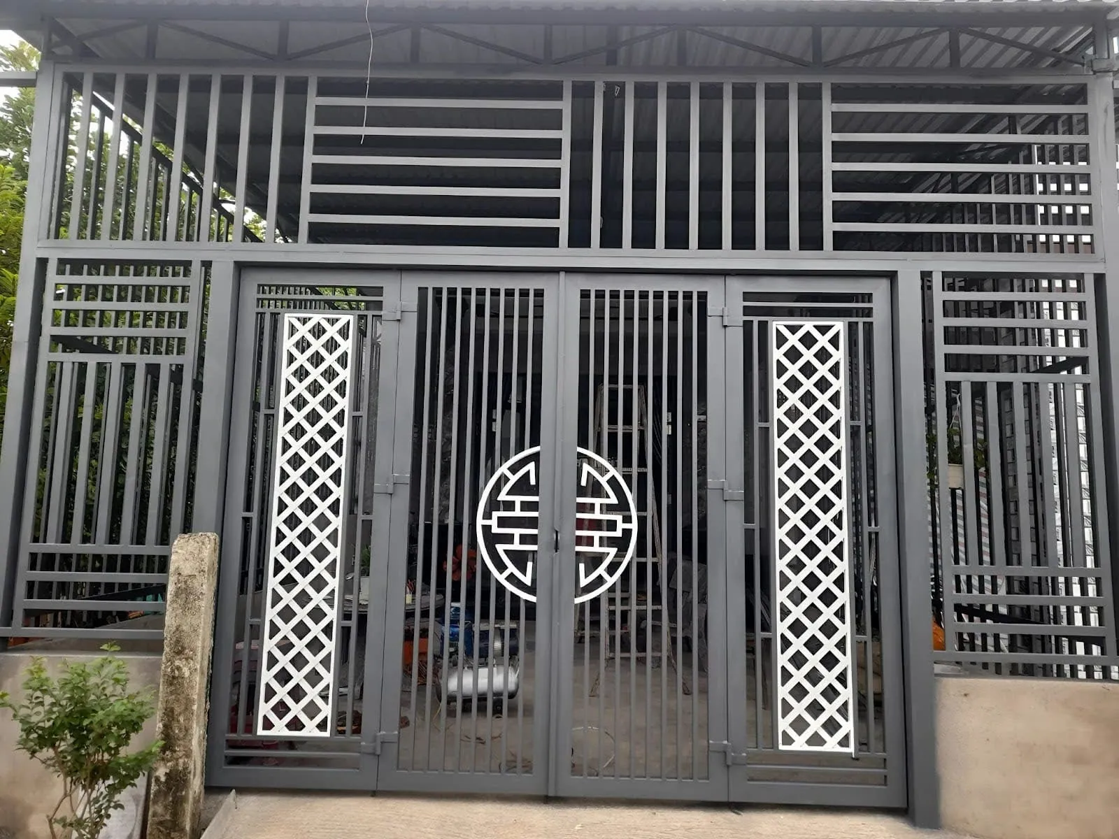 Cửa cổng sắt hộp 4 cánh chữ Thọ chắc chắn