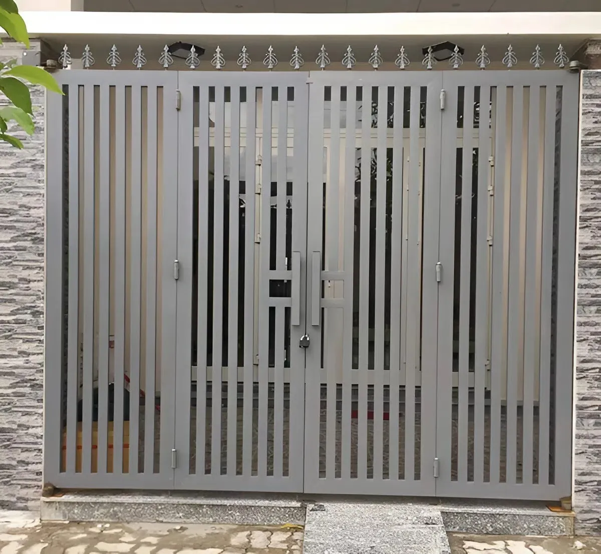 Cửa cổng sắt hộp 4 cánh cho nhà ống