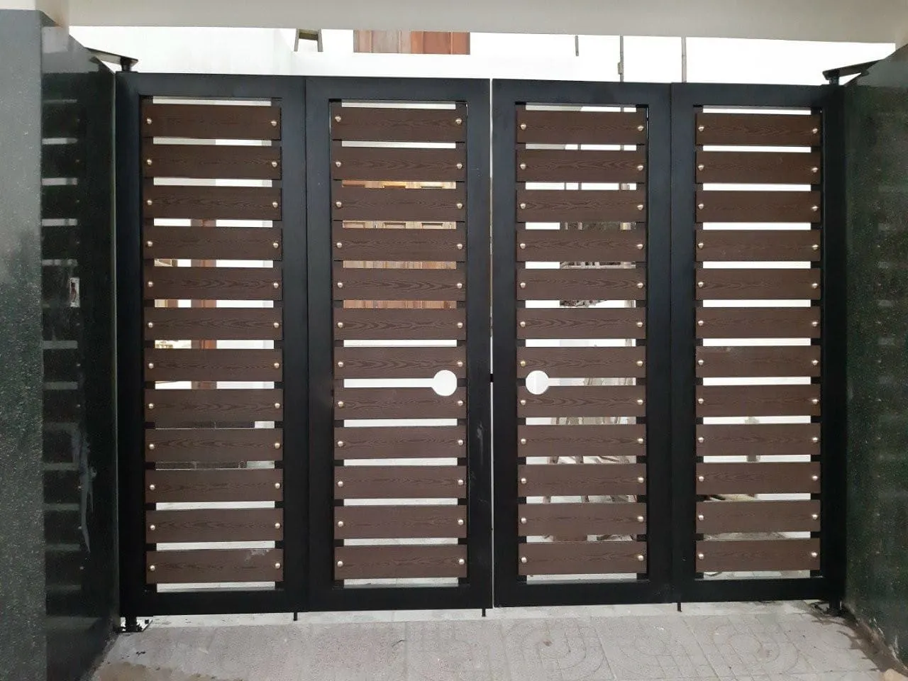 Cửa cổng sắt hộp 4 cánh giả gỗ