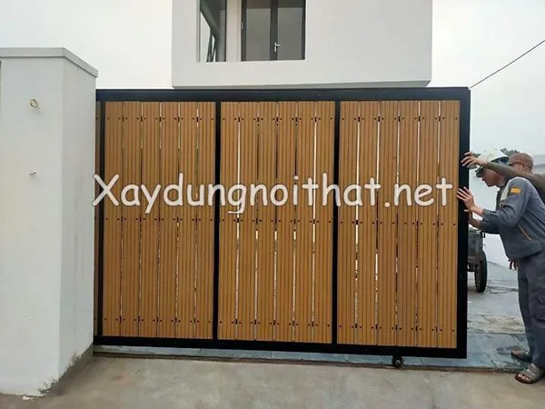 Mẫu cửa cổng lùa sắt giả gỗ tinh tế