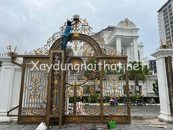 Lắp đặt cửa cổng lùa sắt uốn mỹ thuật
