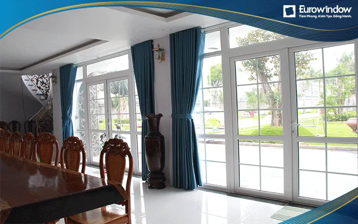 Cửa nhựa lõi thép 2 cánh mở quay ngoài lắp đặt tại cửa đi chính