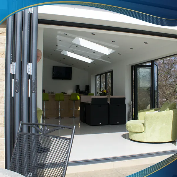 Cửa nhựa lõi thép 4 cánh mở xếp trượt được sử dụng ở nhà hàng để làm rộng không gian