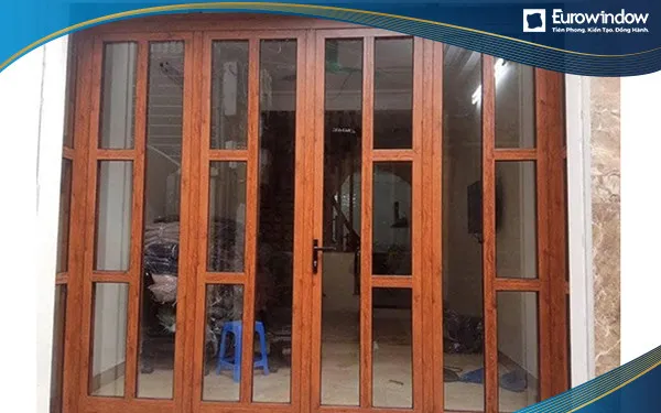 Cửa nhựa lõi thép vân gỗ chia ô đố dọc