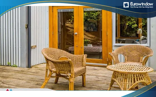 Cửa nhựa lõi thép màu vân gỗ mở quay 2 cánh