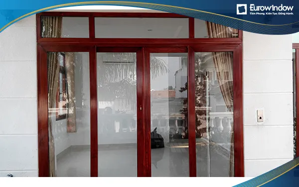 Cửa nhựa lõi thép vân gỗ phòng khách