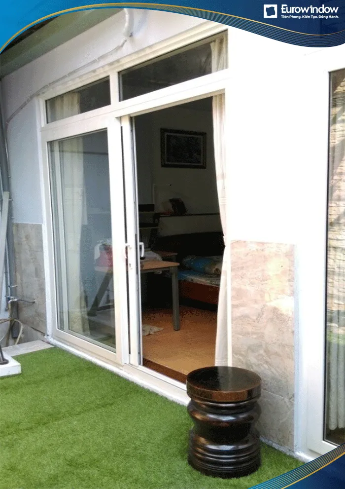 Cửa nhựa lõi thép 2 cánh trượt màu trắng, lắp tại vị trí ra sân vườn