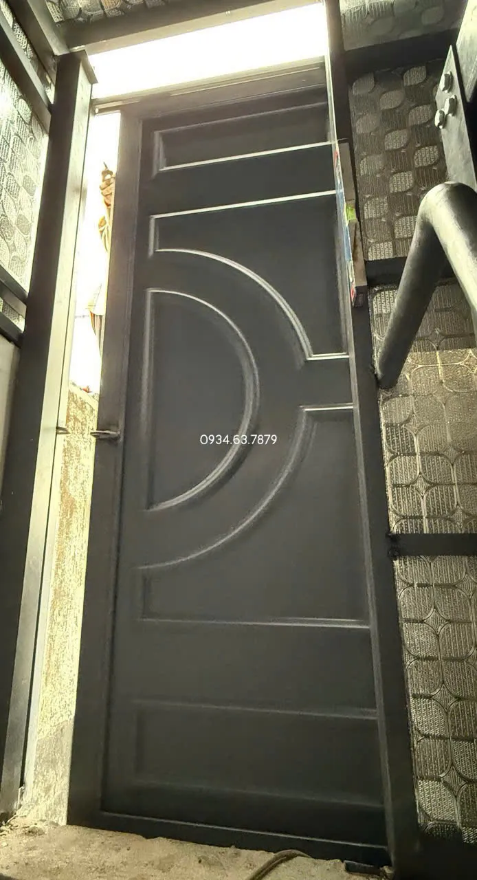 Cửa sắt pano trên sân thượng